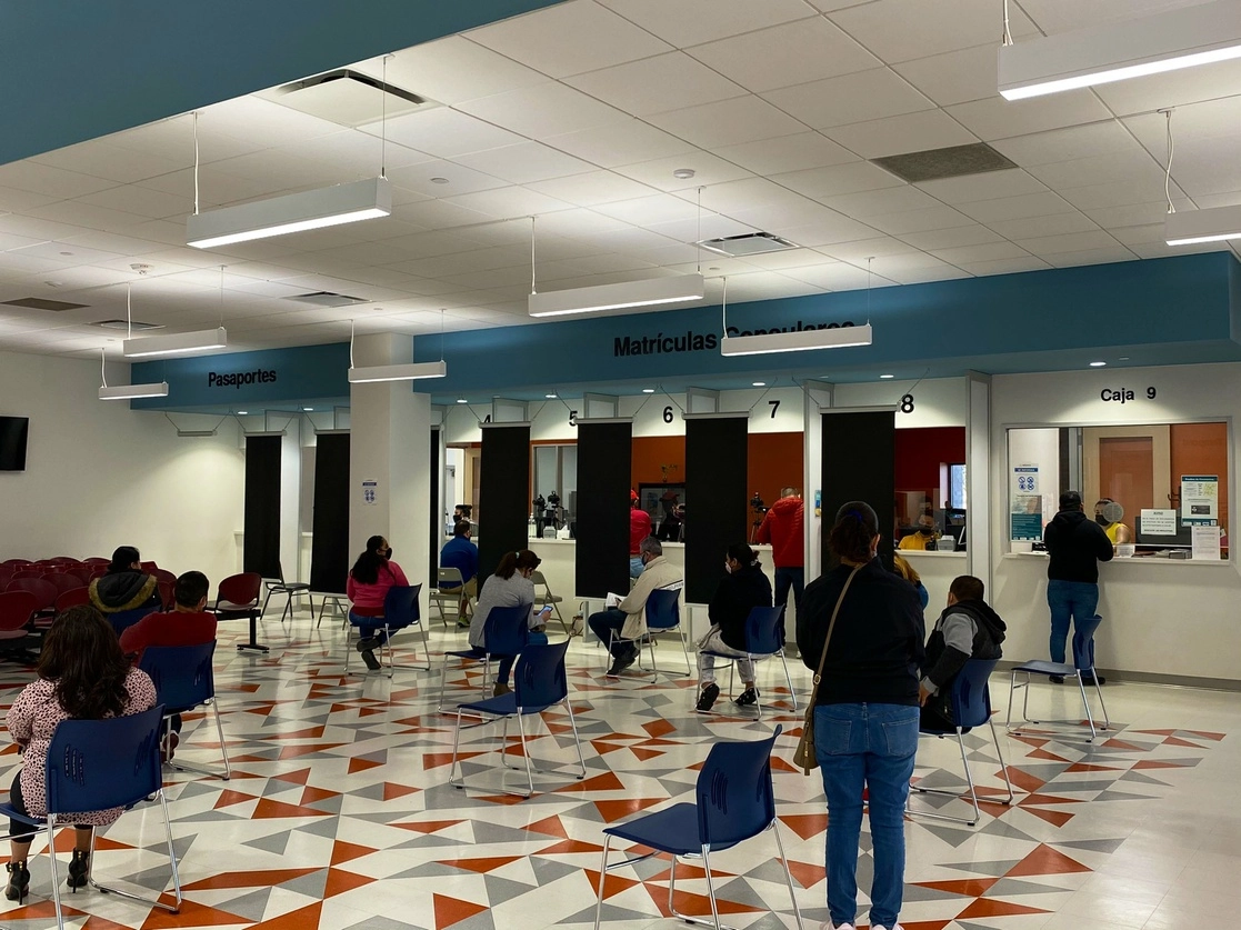 Personas en el Consulado de México en la ciudad Austin, Texas. Foto tomada de la cuenta de Twitter @ConsulMexAtn
