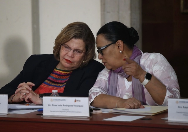 La presidenta del Inmujeres, Nadine Gasman (izq) y la titular de la SSPC, Rosa Icela Rodríguez (der) durante conferencia de prensa. Foto Cristina Rodríguez