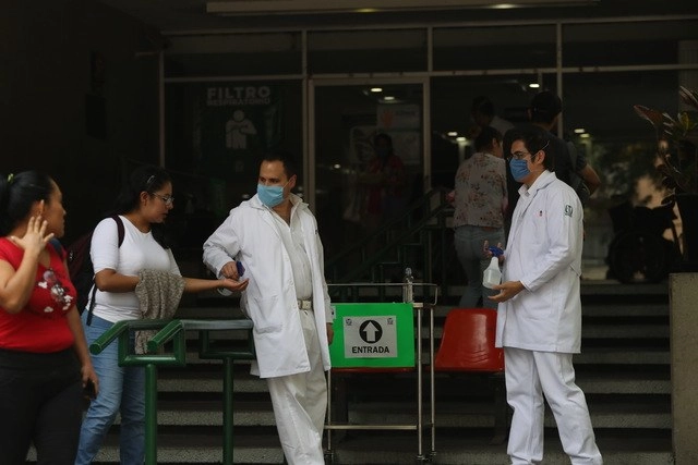 Personal de salud a las afueras del Hospital General "Dr. Manuel Gea González". Foto Yazmín Ortega