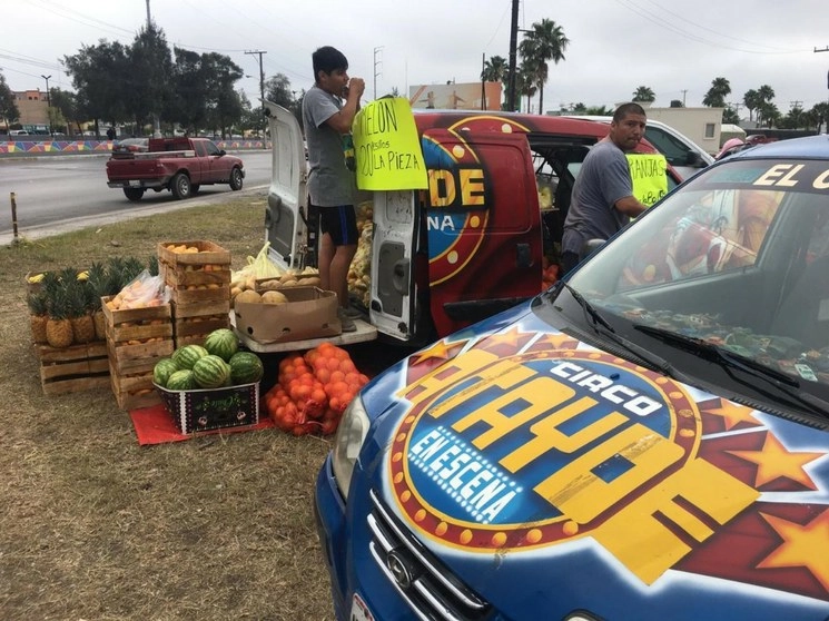 A tres semanas de haber suspendido funciones por la cuarentena ante el Covid-19, trabajadores circenses comenzaron la venta de fruta en Matamoros para poder subsistir. Foto Julia Le Duc