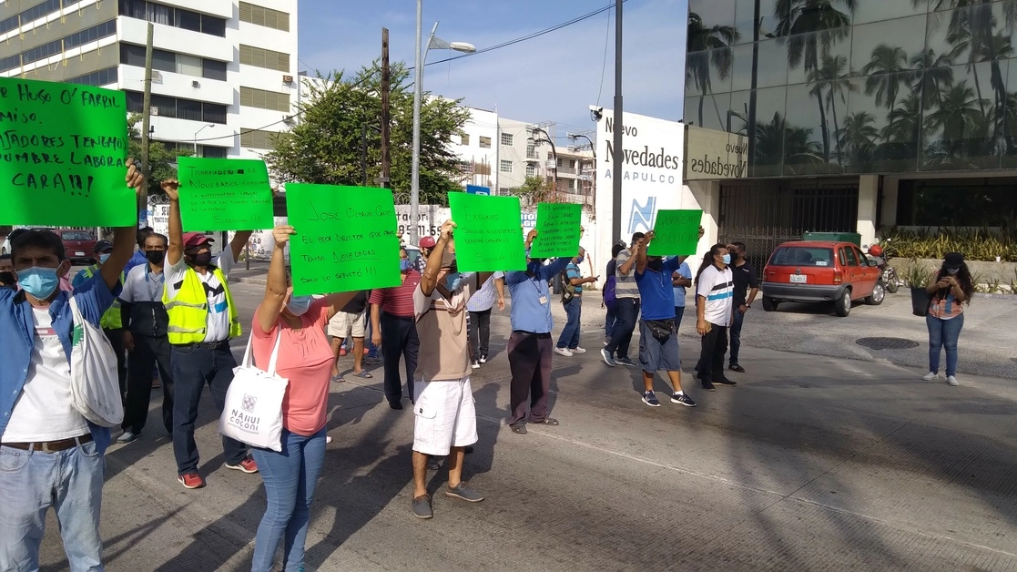 Trabajadores del periódico ‘Novedades de Acapulco’ efectúan bloqueos intermitentes en la avenida Costera Miguel Alemán, a la altura de playa Tamarindos, frente a las instalaciones del diario, para exigir una liquidación conforme a la ley. Foto Héctor Briseño
