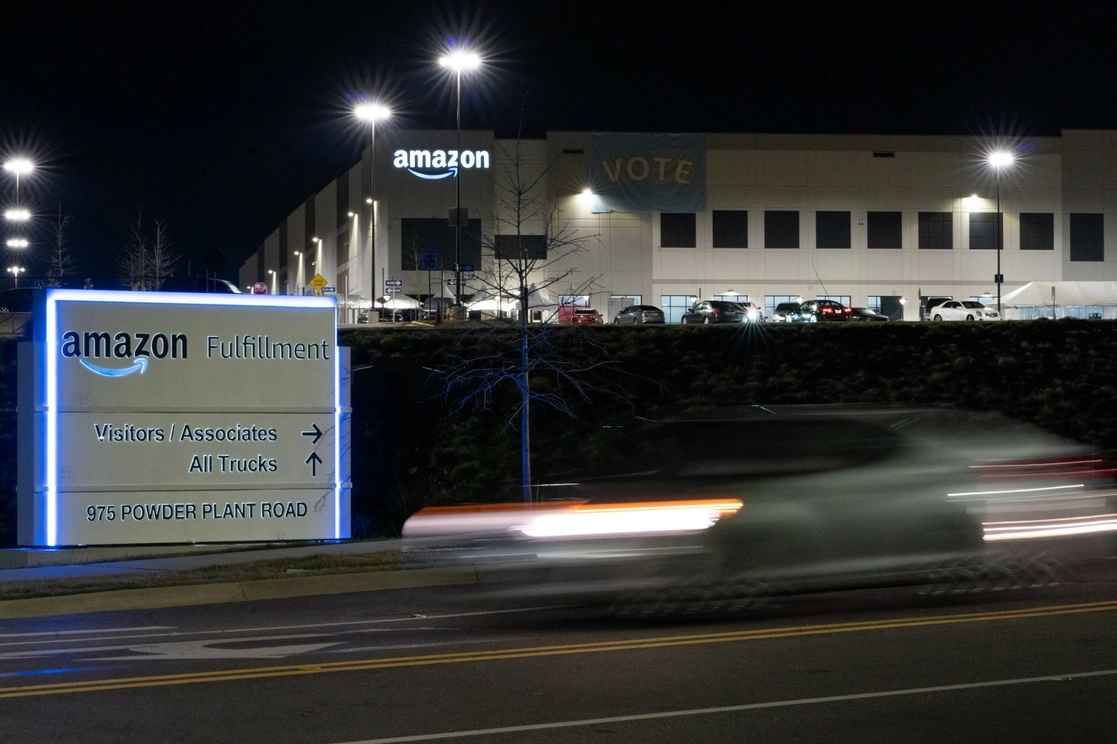 Desde el pasado febrero los trabajadores de Amazon en Alabama han depositado su voto para decidir la creación de un sindicato. Foto Afp