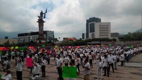 Trabajadores de casinos, table dances, bares y cantinas, entre otros establecimientos, protestaron ayer en la Explanada de los Héroes, frente al palacio de gobierno de Monterrey, Nuevo León, para pedir a las autoridades la reapertura inmediata de esos establecimientos. Foto 'La Jornada'