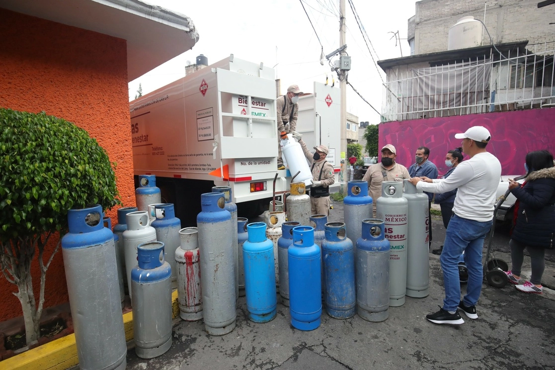 Venta de gas bienestar en Iztapalapa. Foto Luis Castillo