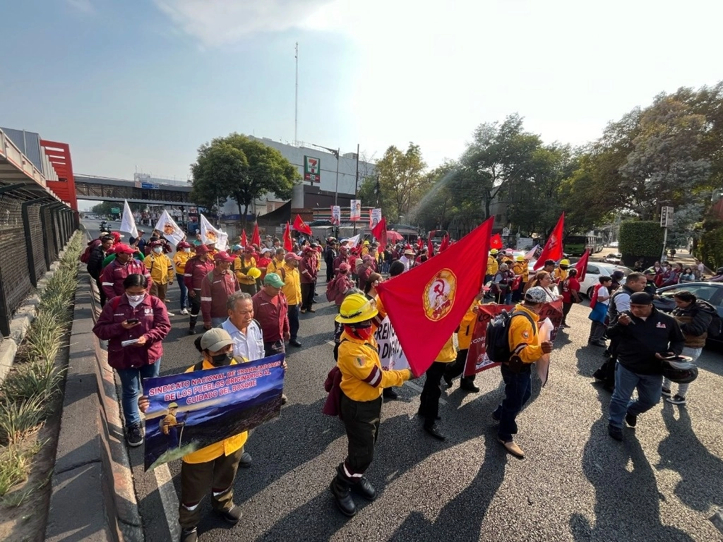 Trabajadores sindicalizados de diferentes dependencias del Gobierno de la CDMX bloquean la calzada de Tlalpan. Foto Alfredo Domínguez