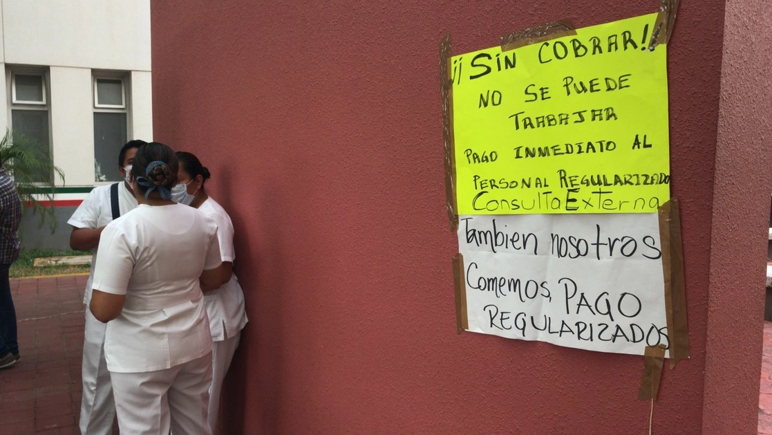 Trabajadores del hospital general de Acapulco, que se encuentra en la localidad de El Quemado, instalaron un plantón en protesta porque no le fue pagada la quincena a personal regularizado y de contrato, el 19 de octubre de 2021. Foto Héctor Briseño