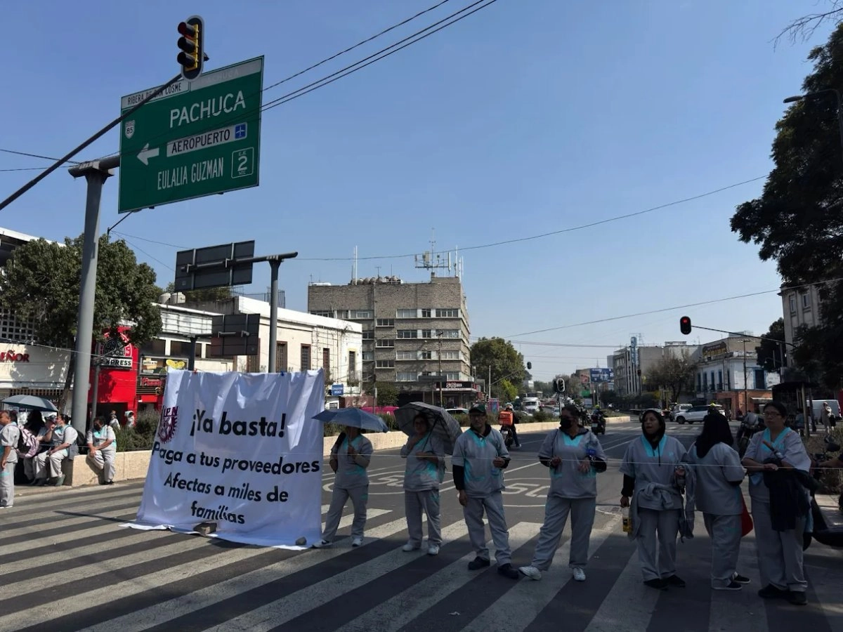 Trabajadores de limpieza del IPN bloquean los carriles laterales de Circuito Interior, a la altura de San Cosme, para exigir el pago atrasado de sus sueldos, en la Ciudad de México, el 21 de noviembre de 2025. Foto