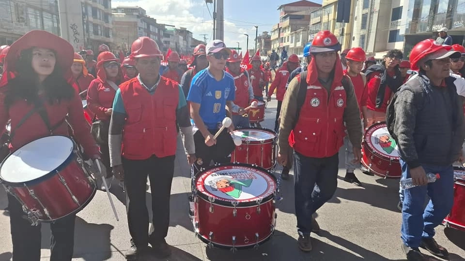 Exigieron además respeto a los derechos de libertad sindical, huelga y negociación colectiva y el cese de la corrupción y de las amenazas oficiales de nuevas privatizaciones. Foto Facebook Federación de Trabajadores en Construcción Civil del Perú 