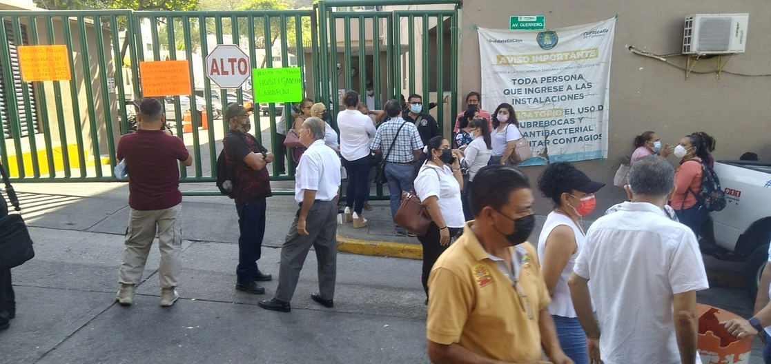 Trabajadores de la Fiscalía General del Estado de Guerrero ‘tomaron’ el acceso a las oficinas regionales en Acapulco para denunciar hostigamiento laboral, el 27 de abril de 2022. Foto Héctor Briseño