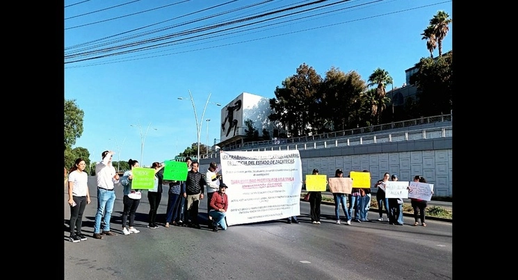 Un grupo de trabajadores en el bulevar Adolfo López Mateo, en nombre de 200 empleados de la FGE de Zacatecas. Foto ‘La Jornada’