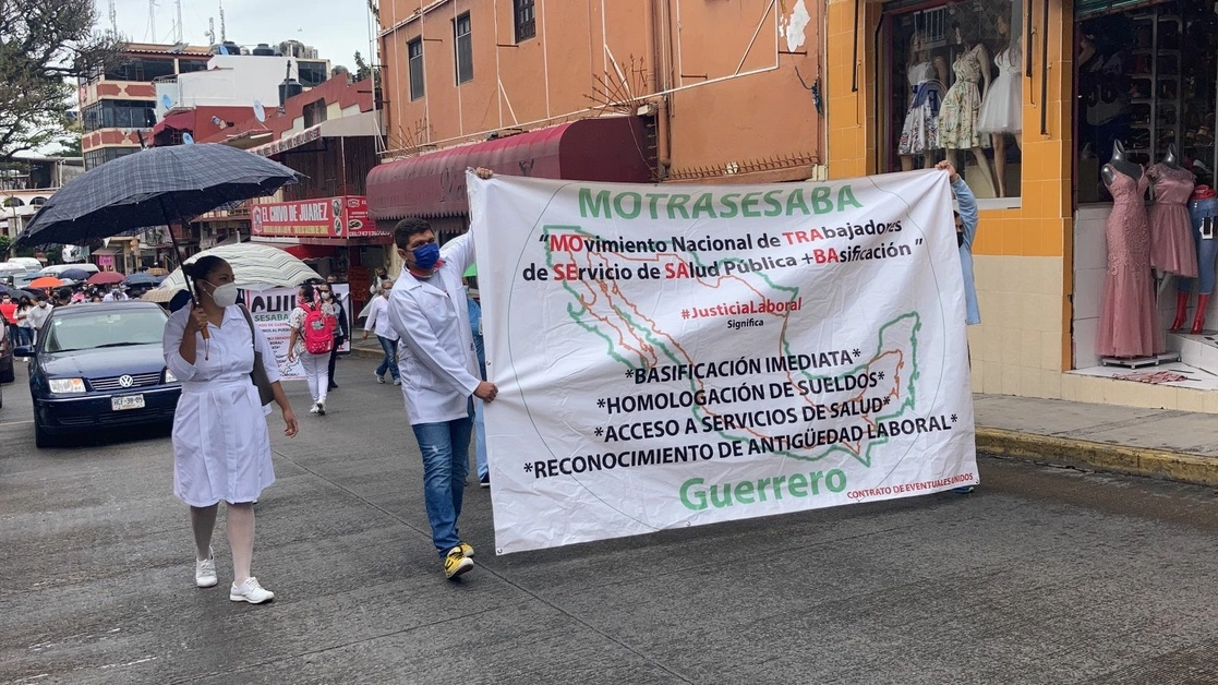 Los trabajadores de la salud de Guerrero realizaron una protesta para exigir basificaciones. Foto La Jornada