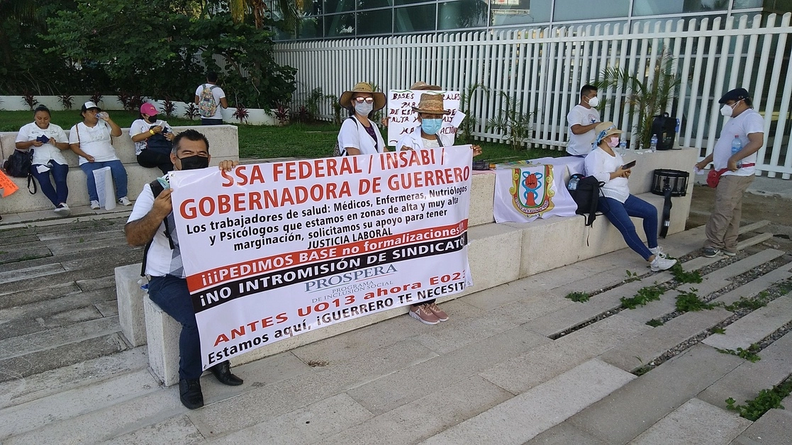 Trabajadores del sector salud en Acapulco marcharon al Edificio Inteligente, donde exigieron plazas de base y la no intervención del sindicato, el 15 de octubre de 2021. Foto Héctor Briseño 