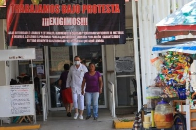 En varios hospitales de Chiapas se han manifestado por la falta de insumos. En la imagen, protesta de trabajadores de la Clínica 5 de Febrero en Tapachula. Foto Notimex