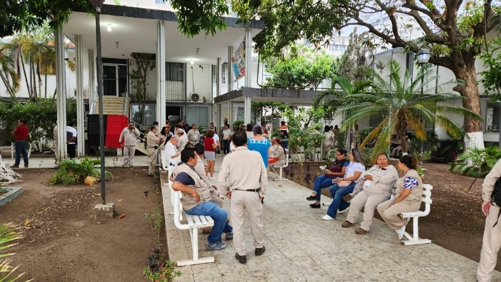 Integrantes de la sección 70 del  SNTSA de Veracruz realizan un paro de brazos caídos en toda la entidad. Foto ‘La Jornada’