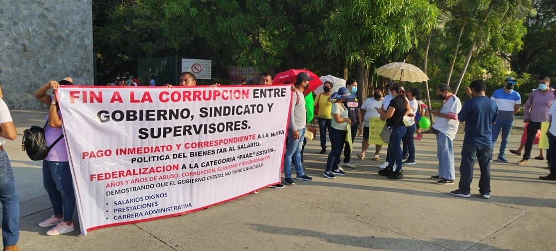 Personal de apoyo a la educación, perteneciente al sector educativo del estado de Guerrero, se manifiesta en la avenida Costera Miguel Alemán a la altura del acceso principal del parque Papagayo. Foto Héctor Briseño