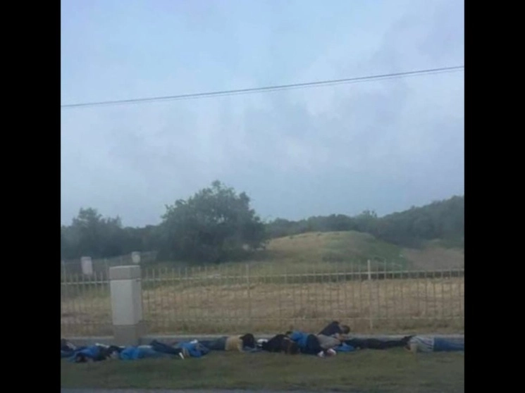 Maquiladores bajaron del autobús que los transprtaba y se arrojaron al piso para evitar los proyectiles disparados entre grupos delictivos. Foto ‘La Jornada’