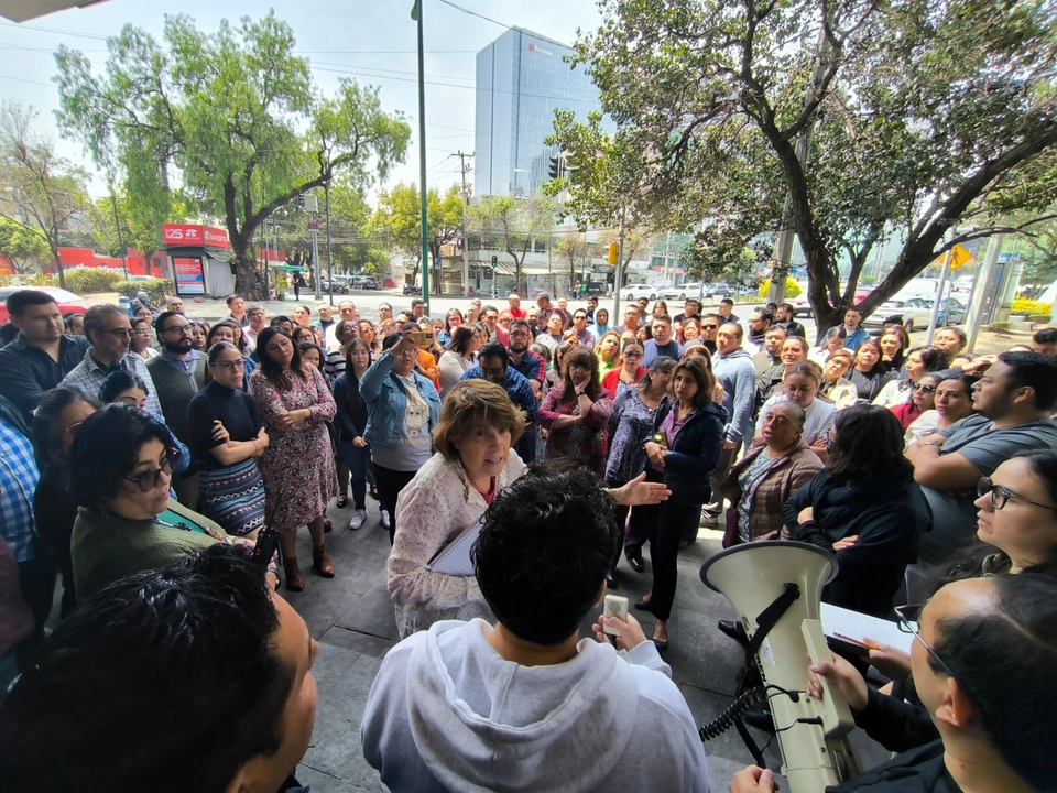 Empleados del Mejoredu ayer se manifestaron afuera de las instalaciones del extinto organismo