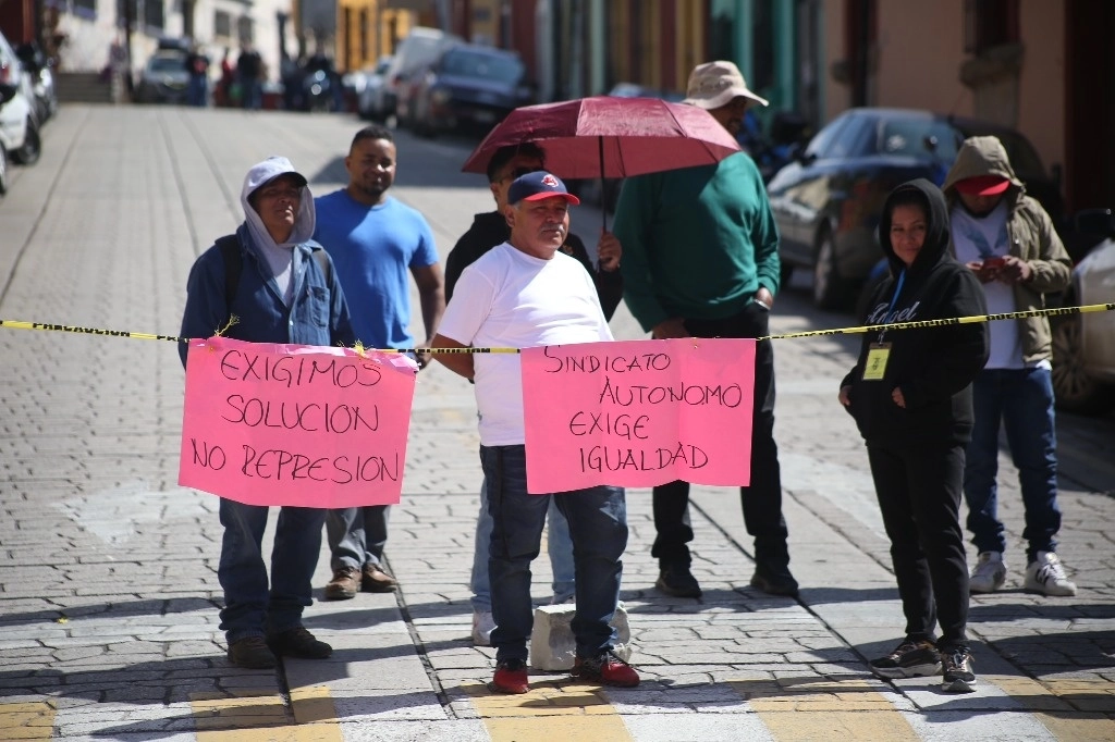 Trabajadores exigen que no haya diferencia entre trabajadores. Foto Jorge A. Pérez Alfonso