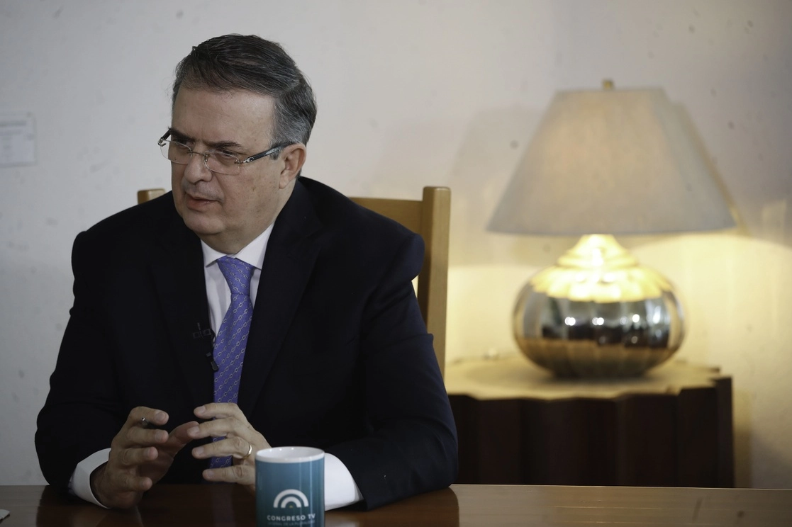 Trabajadores de la red consular, pidieron al canciller Marcelo Ebrard que cumpla los acuerdos laborales. Foto Cristina Rodríguez/Archivo