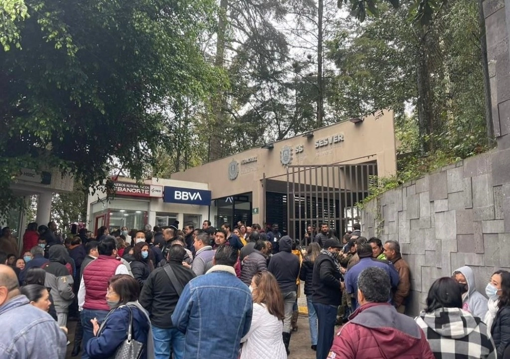 Trabajadores se reunieron en la Secretaría de Salud de Veracruz para exigir el pago de prestaciones, el 10 de enero de 2024. Foto Eirinet Gómez