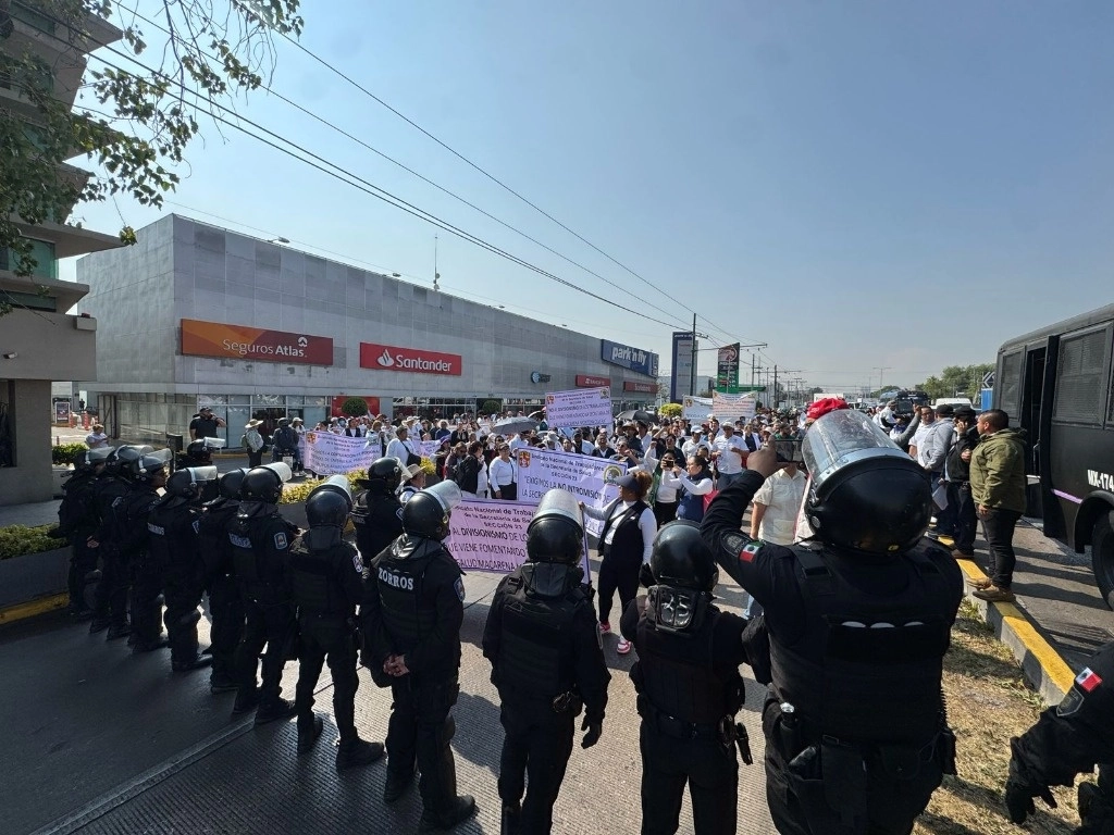 El Circuito Interior fue cerrado a la circulación, a la altura del Aeropuerto Internacional de la Ciudad de México (AICM), por presencia de manifestantes del sector Salud, el 17 de febrero del 2025. Foto Alfredo Domínguez