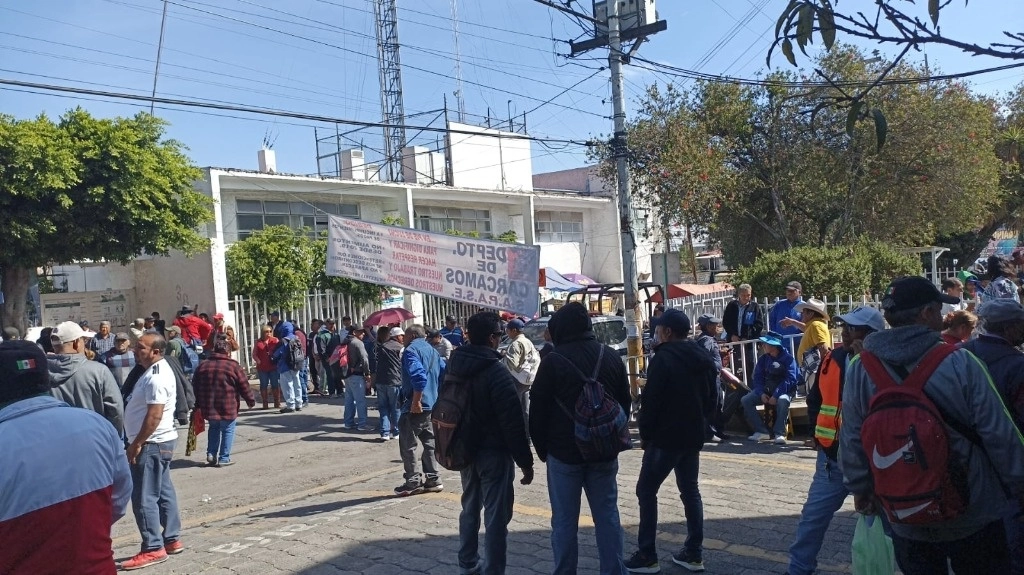 Los sindicalizados exigieron ser atendidos por el titular del organismo, Eli Benjamín Hernández y afirmaron que se mantendrán en paro hasta tener una solución. Foto La Jornada