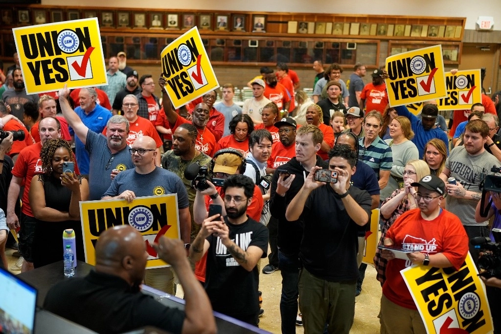 Los empleados de la planta de automóviles Volkswagen celebran haber ganado la votación para unirse al sindicato UAW el viernes 19 de abril de 2024 en Chattanooga, Tennessee. Foto Ap