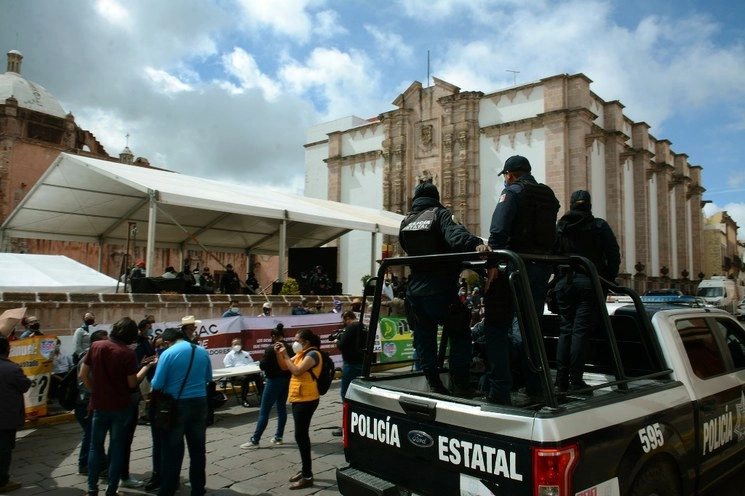 La policía impidió que se tomaran las instalaciones del palacio legislativo. Foto Alfredo Valadez Rodríguez