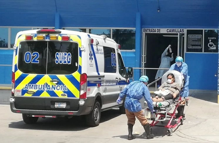 Paciente con Covid-19 es atendido por personal de Salud de Guanajuato. Foto tomada del Twitter de @SaludGuanajuato 