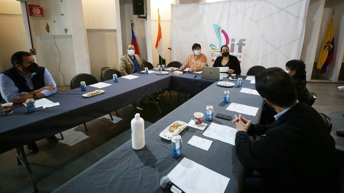Funcionario del DIF Guadalajara durante una sesión de trabajo. Foto @DIFGUADALAJARA