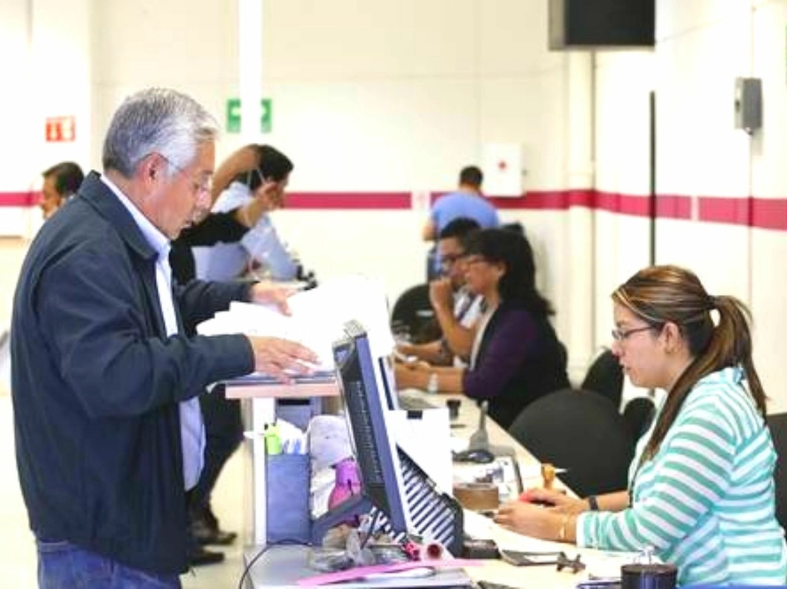 Trabajadores de la Secretaria de Movilidad dan antención a un ciudadano. Foto Roberto García Ortiz / Archivo