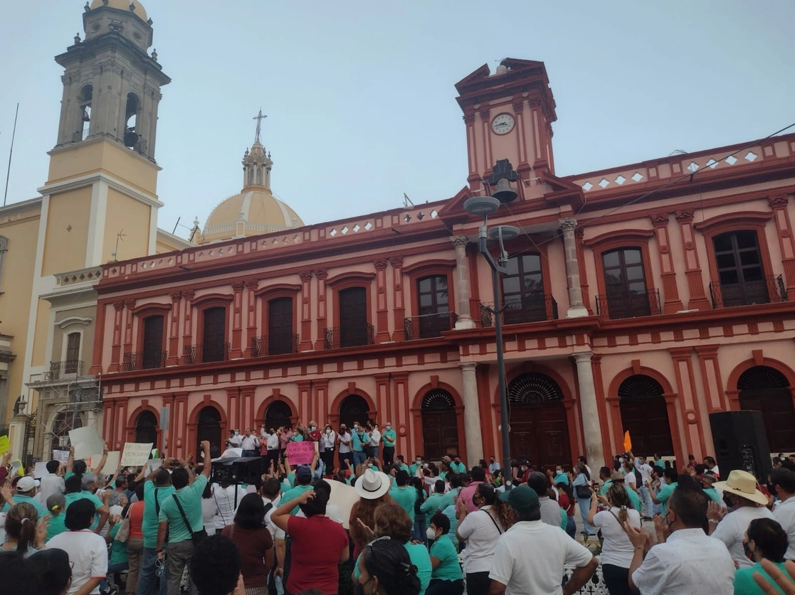 Protesta de trabajadores del gobierno de Colima. Foto La Jornada