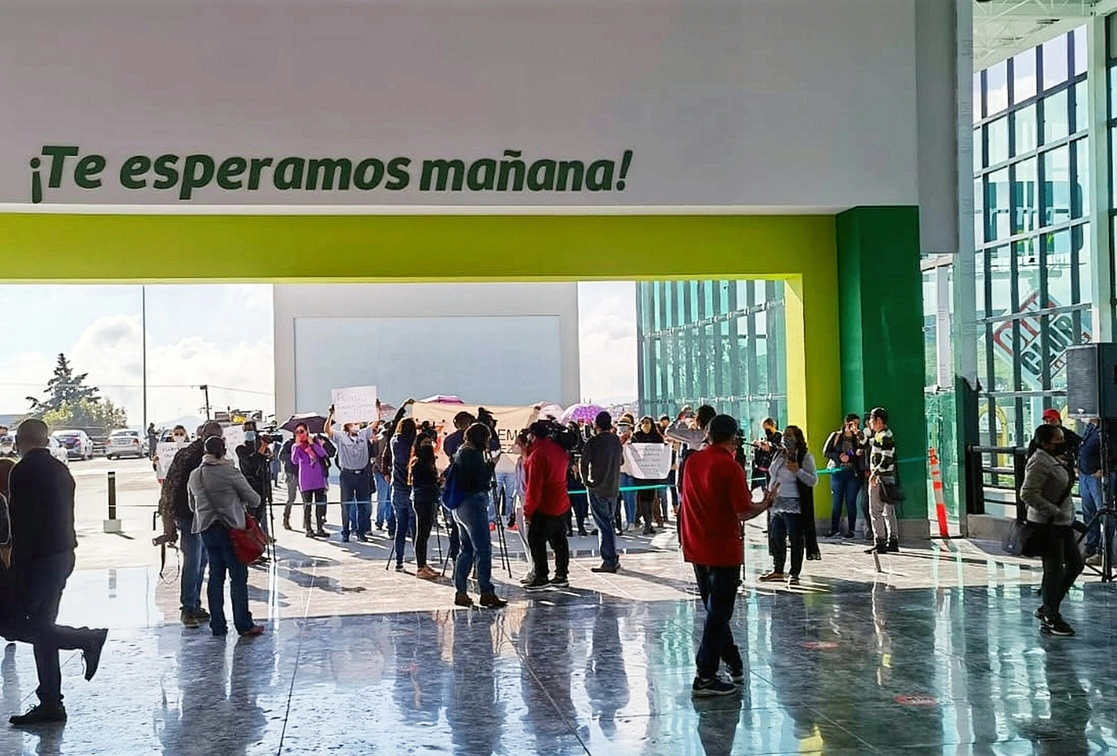 Trabajadores del Instituto de Seguridad y Servicios Sociales de los Trabajadores del Estado de Zacatecas esperaron fuera de un supermercado al gobernador David Monreal para exigirle el pago de salarios y pensiones que les adeudan desde la administración pasada, el 23 de septiembre de 2021. Foto Alfredo Valadez