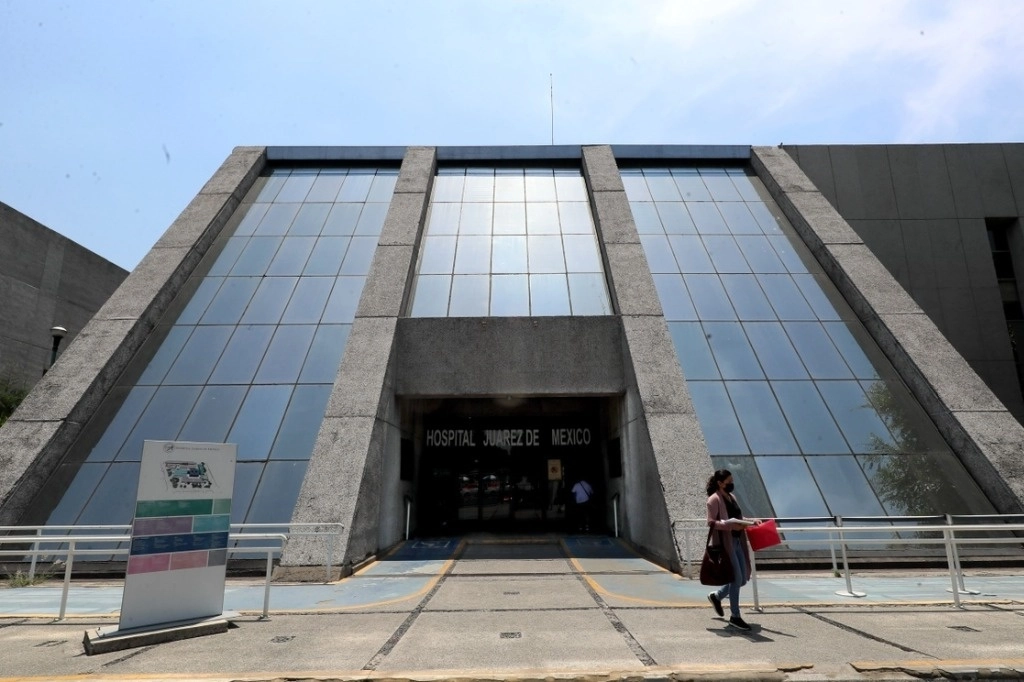 Trabajadores del Hospital Juárez de México ‘tomaron’ las oficinas de gobierno del nosocomio, en protesta por despidos injustificados de médicos especialistas y “acoso laboral”, del que responsabilizan a tres directoras de área, de quienes exigen su destitución. Foto Cuartoscuro / Archivo