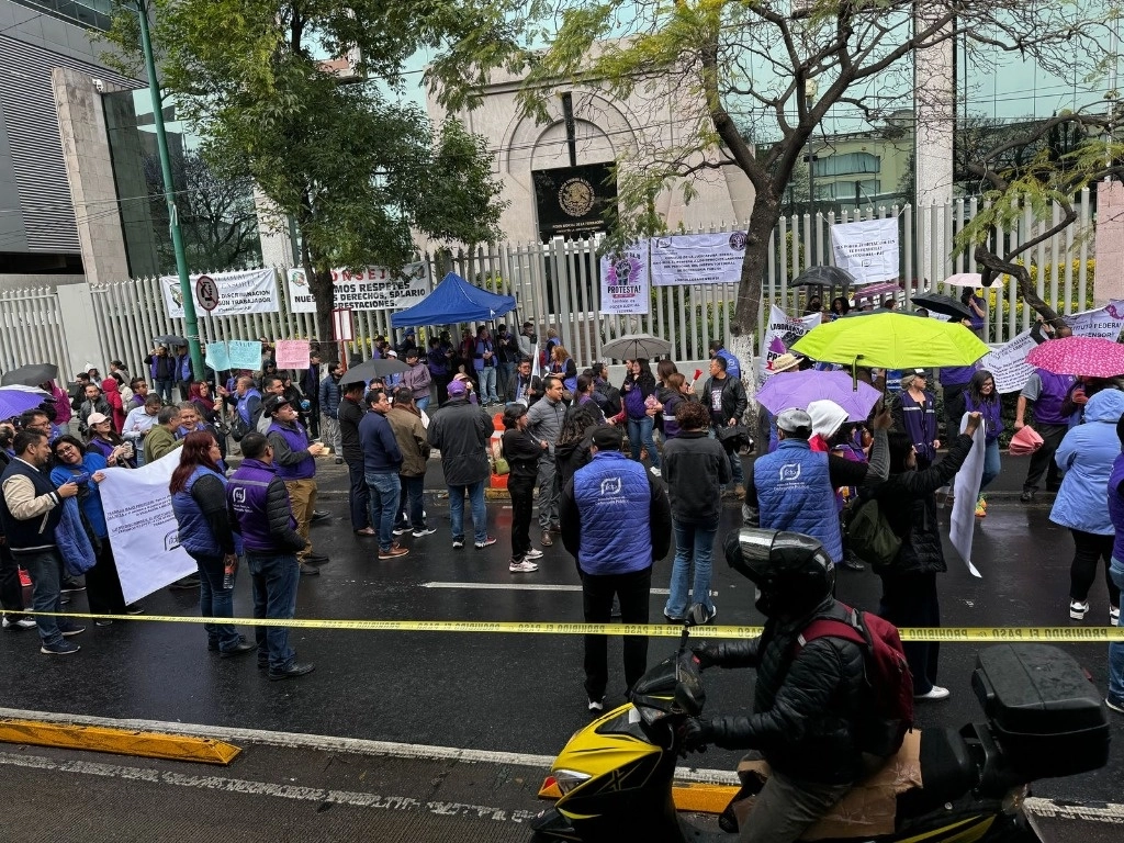 Trabajadores del Instituto Federal de Defensoría Pública y Órganos Auxiliares suspenden labores, realizan cierre parcial en avenida Insurgentes -dejan solo un carril libre- y convocan a la manifestación en apoyo a los compañeros del IFDP y áreas administrativas frente al Consejo de la Judicatura, al sur de la Ciudad de México, el 19 de febrero de 2025. Foto Luis Castillo