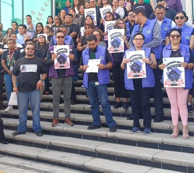 Con pancartas y ataviados con su característico chaleco morado, los manifestantes señalaron que realizarán un paro de labores simbólico a manera de exigencia a las autoridades para que se eche para atrás la intención de disminuir el “seguro de separación”. Foto Iván Sánchez