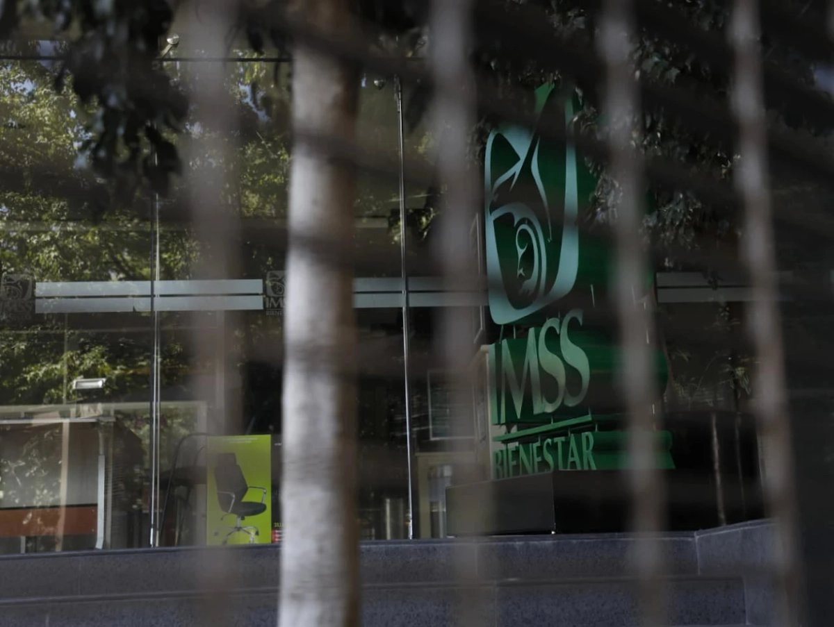 Trabajadores del IMSS-Bienestar mantienen cerradas las instalaciones de la sede, para exigir basificación, pagos de primas dominicales, solución a despidos injustificados, insumos y mejoras laborales, en la Ciudad de México, el 21 de octubre de 2025. 