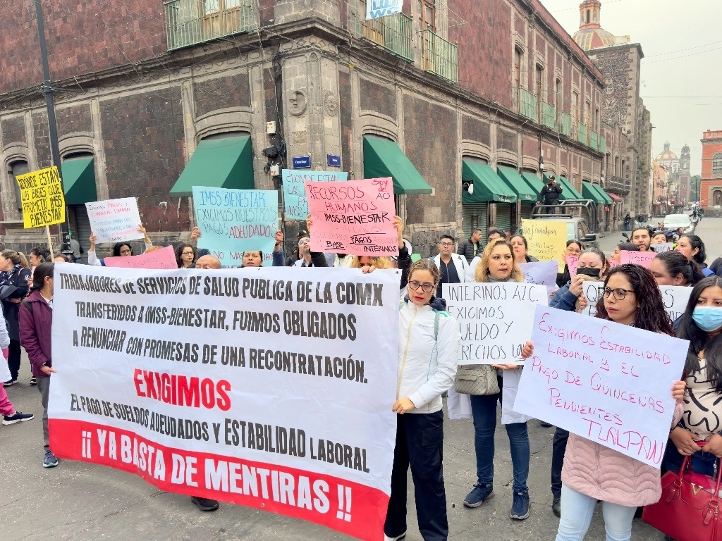 Trabajadores del IMSS Bienestar durante una manifestación por falta de estabilidad contractual, el pasado 9 de octubre, en la CDMX. Foto Roberto García Ortiz 