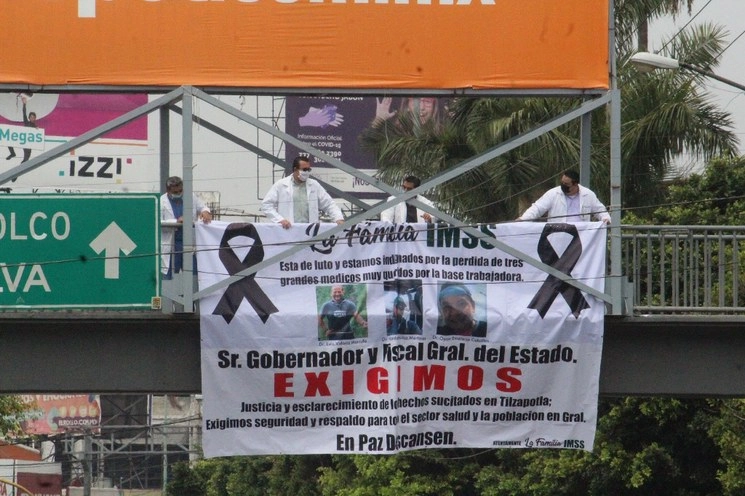 Médicos del IMSS de Cuernavaca exigieron justicia por el asesinato de tres de sus compañeros. Foto Rubicela Morelos