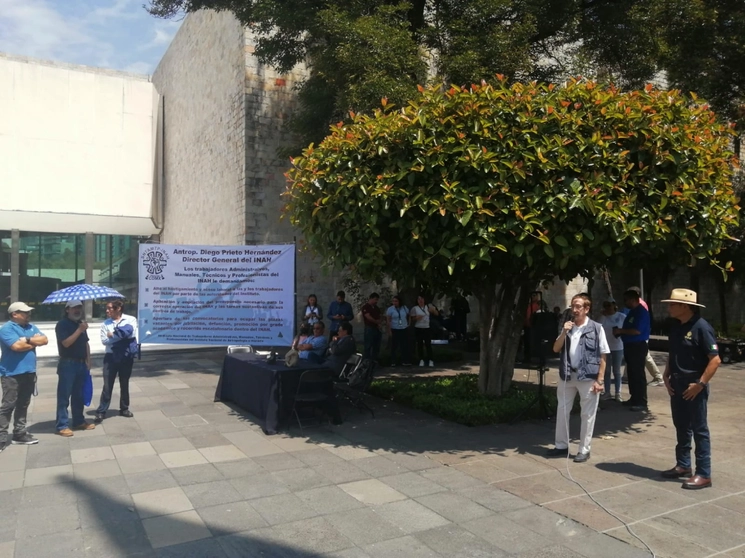 Los trabajadores inconformes realizaron su manifestación afuera del Museo Nacional de Antropología, en la CDMX. Imagen Fernando Camacho 