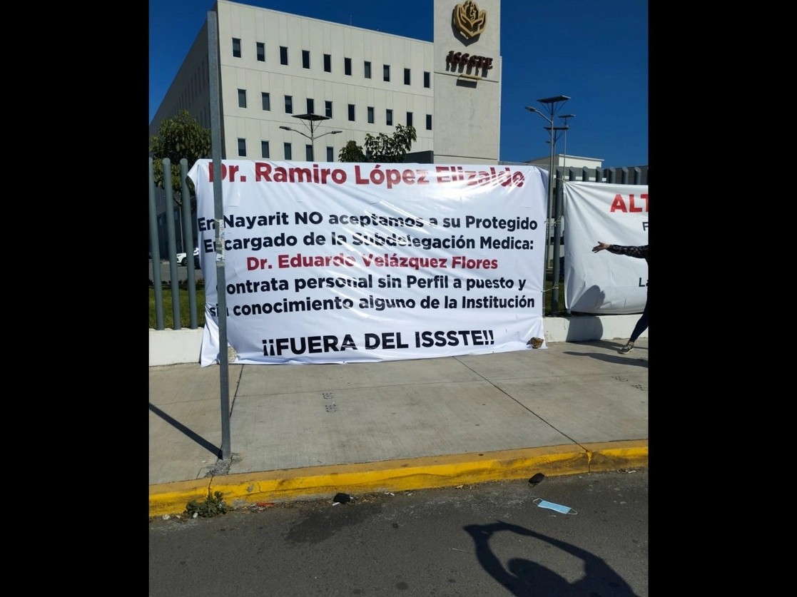 Integrantes de la sección 23 del SNTISSSTE protestan afuera del Hospital Regional Aquiles Calles en Tepic. Nayarit, el 12 de enero de 2023. Foto Luis Martín Sánchez
 
