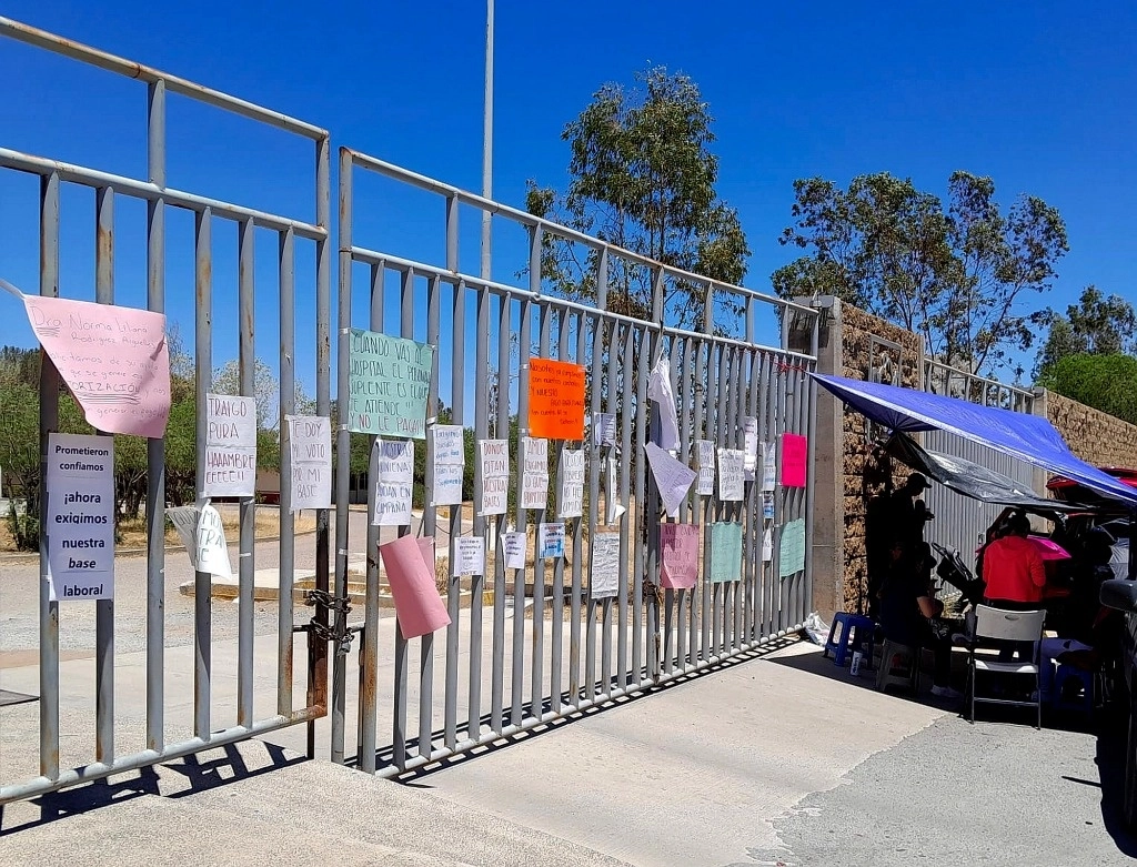 Enfermeras y personal de apoyo médico en el ISSSTE de Zacatecas tomaron las oficinas de la institución en demanda del pago de quincenas atrasadas. Foto Alfredo Valadez