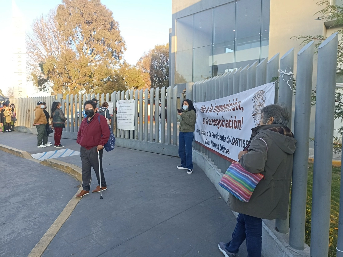 Trabajadores del ISSSTE en Hidalgo se manifestaron para pedir insumos para trabajar. Foto La Jornada