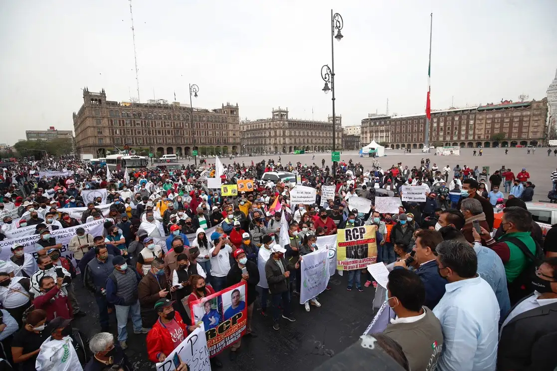 PIE: Integrantes de diferentes sindicatos del STC Metro, entre otros gremios, realizan una protesta en el Zócalo para exigir una investigación por el derrumbe de una trabe en la Línea 12 del mencionado siste a de transporte, el 26 de mayo de 2021. Foto Cristina Rodríguez