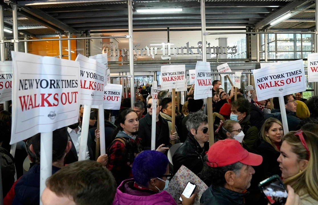 Unos mil 100 trabajadores del rotativo estadunidense realizaron un paro de 24 horas ante la falta de acuerdo con la empresa para aumentar los salarios, pese a que la firma tuvo mayores ganancias. Foto Afp