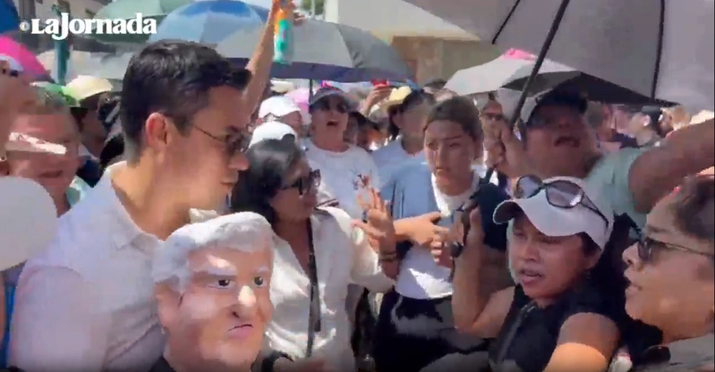 En diversos videos que circulan en internet se observa el conato de riñas entre manifestantes durante la visita del presidente López Obrador a Veracruz. Foto La Jornada 