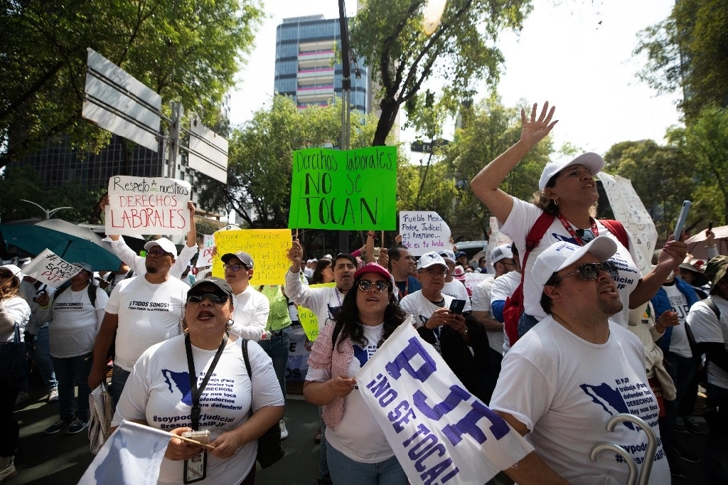 Trabajadores del Poder Judicial durante la protesta de ayer martes afuera del Senado en donde se discutió la eliminación de los  fideicomisos. Foto Alfredo Domínguez
