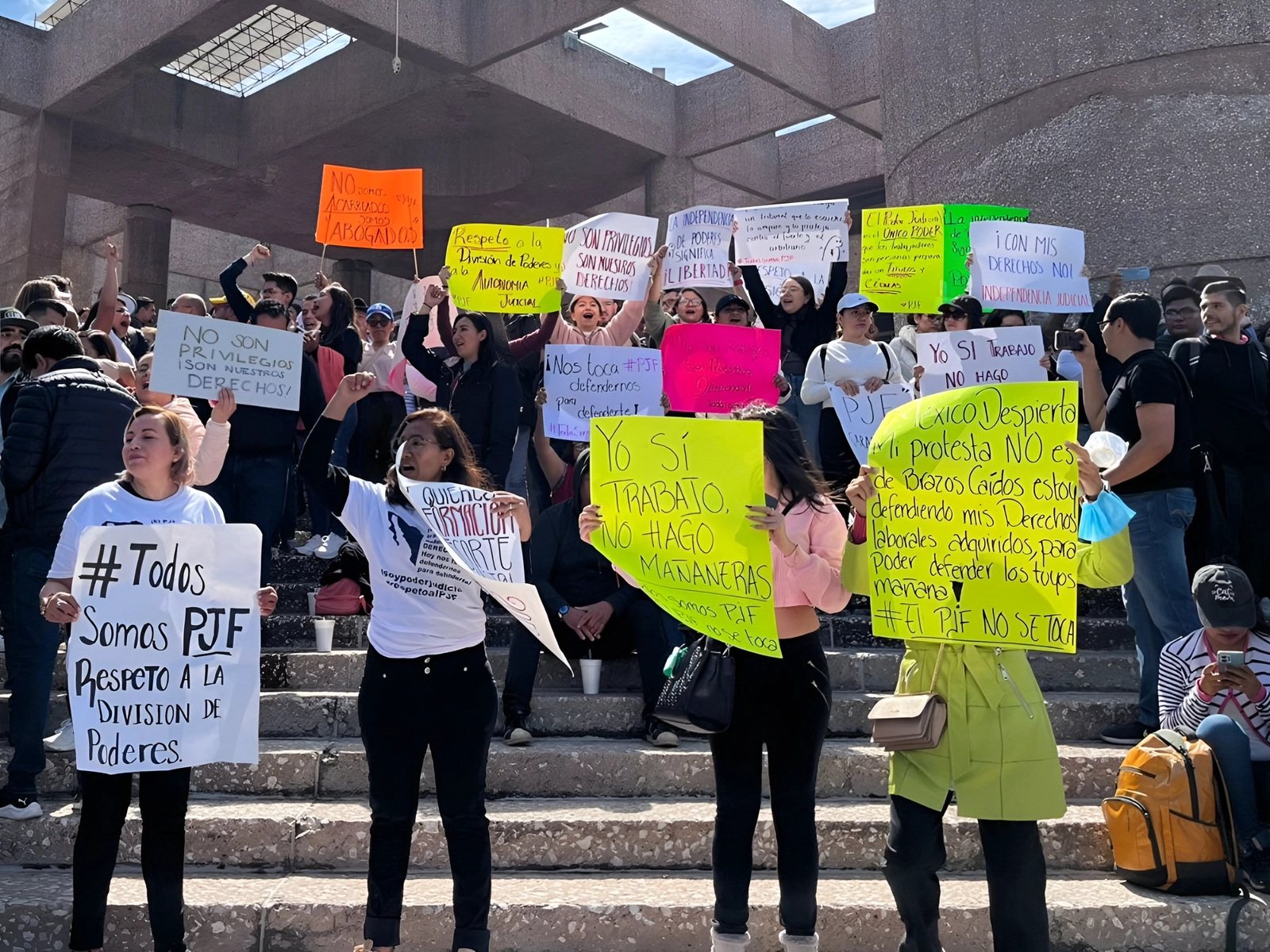 Trabajadores del Poder Judicial de la Federación realizan un mitin por tercer día consecutivo, para exigir el respeto a sus derechos laborales debido a la aprobación de la eliminación de sus fideicomisos, frente al edificio del organismo en San Lázaro, en la Ciudad de México, el 18 de octubre de 2023. Foto Alfredo Domínguez