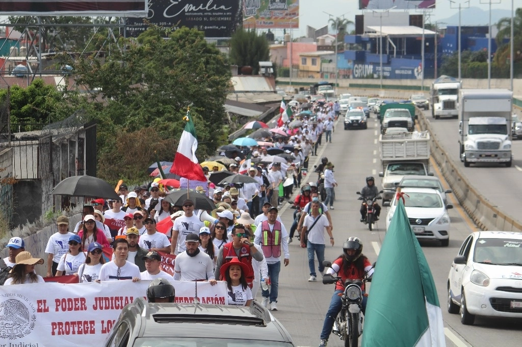 Trabajadores del PJF de Morelos marcharon sobre la lateral de la autopista del Sol México-Cuernavaca Foto Rubicela Morelos