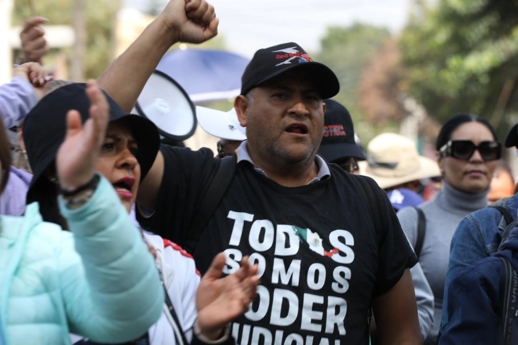 Trabajadores del Poder Judicial de la Federación (PJF) de San Lázaro, desacataron la orden de regresar a sus labores. Foto Germán Canseco